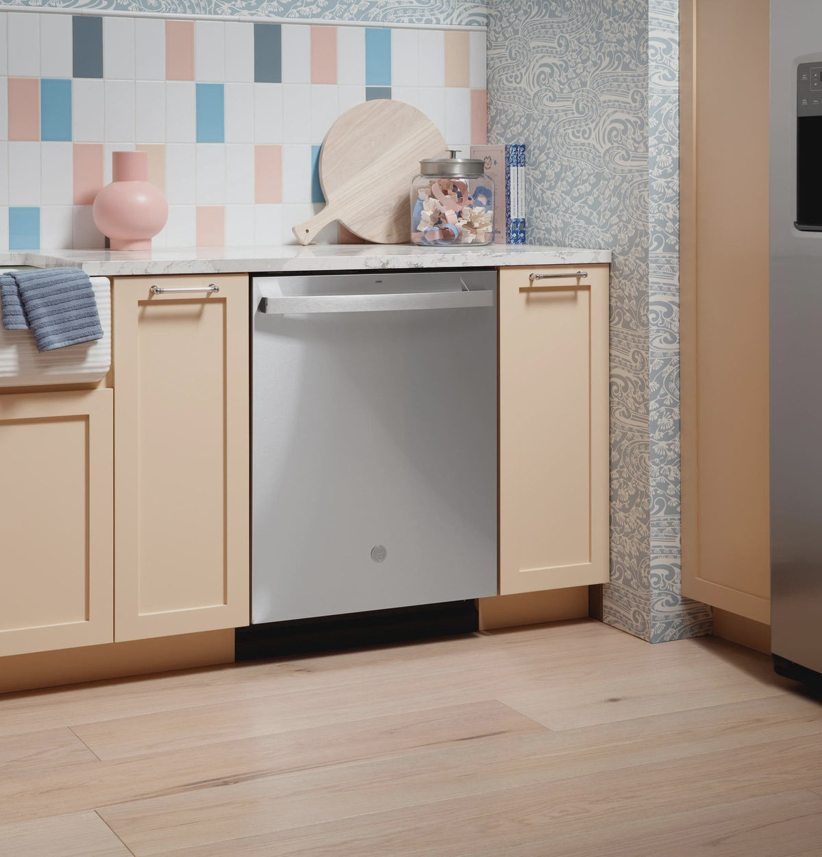 Top Control with Stainless Steel Interior Dishwasher with Sanitize Cycle GDT670SFVDS