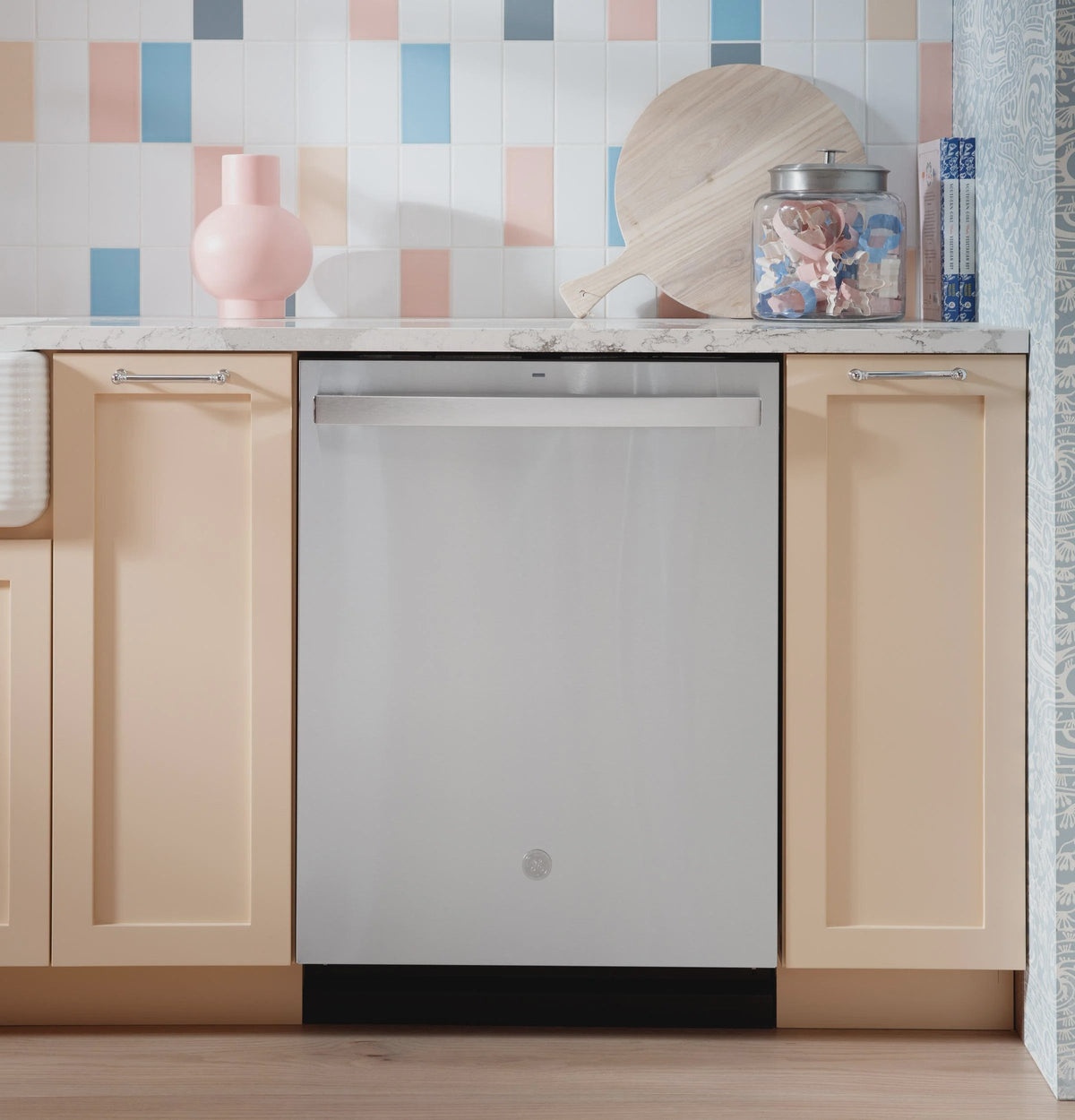 Top Control with Stainless Steel Interior Dishwasher with Sanitize Cycle GDT670SFVDS