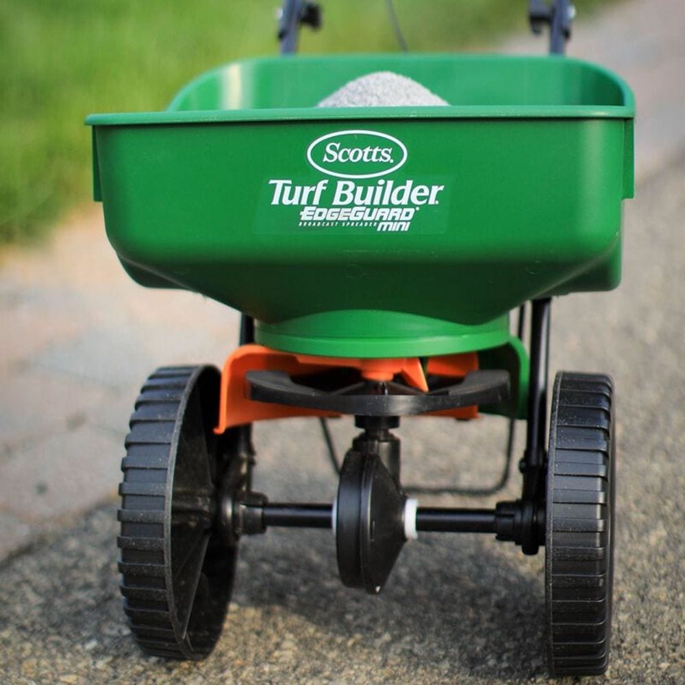 Turf Builder PRO Lawn Fertilizer, 400-m2